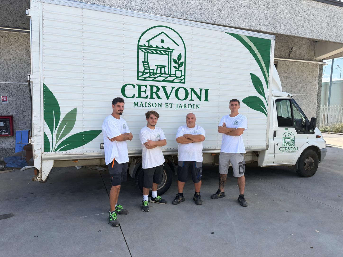 La squadra Cervoni Maison et Jardin con il furgone aziendale