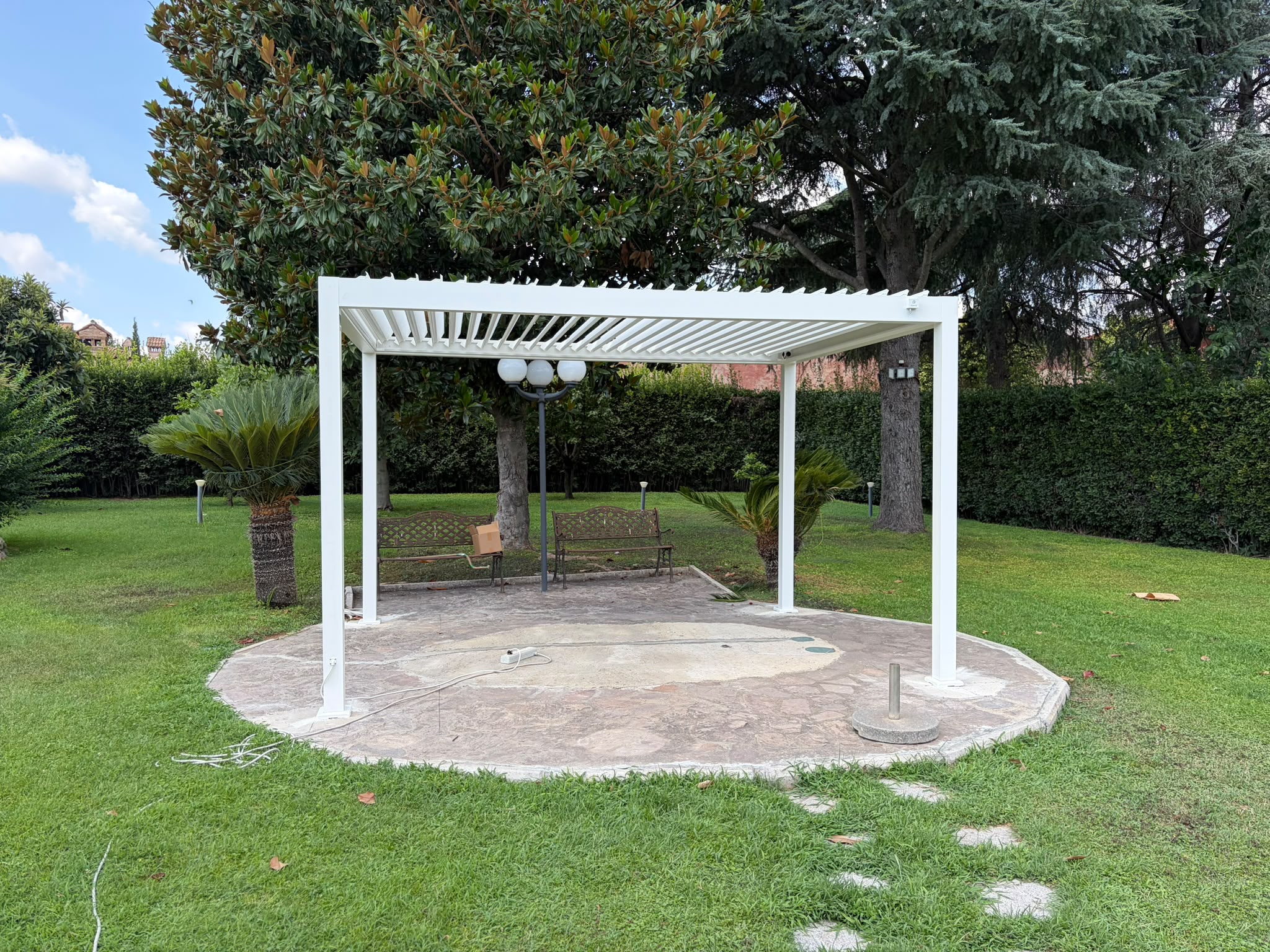 Pergola bioclimatica bianca autoportante montata in giardino
